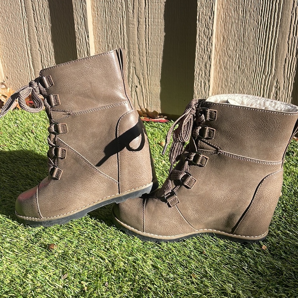 Universal Thread Wedge Bootie - Picture 2 of 9